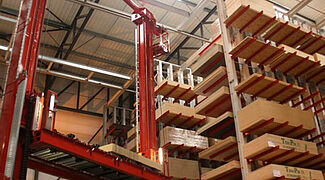 Stacker crane in an automatic storage system