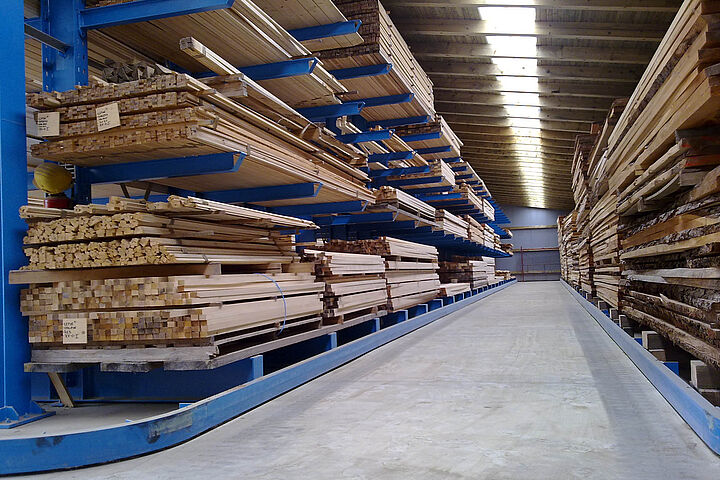 cantilever racking with guiding rail for forklift truck