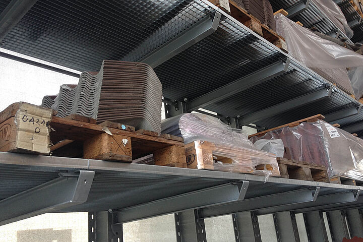 cantilever racking with gratings