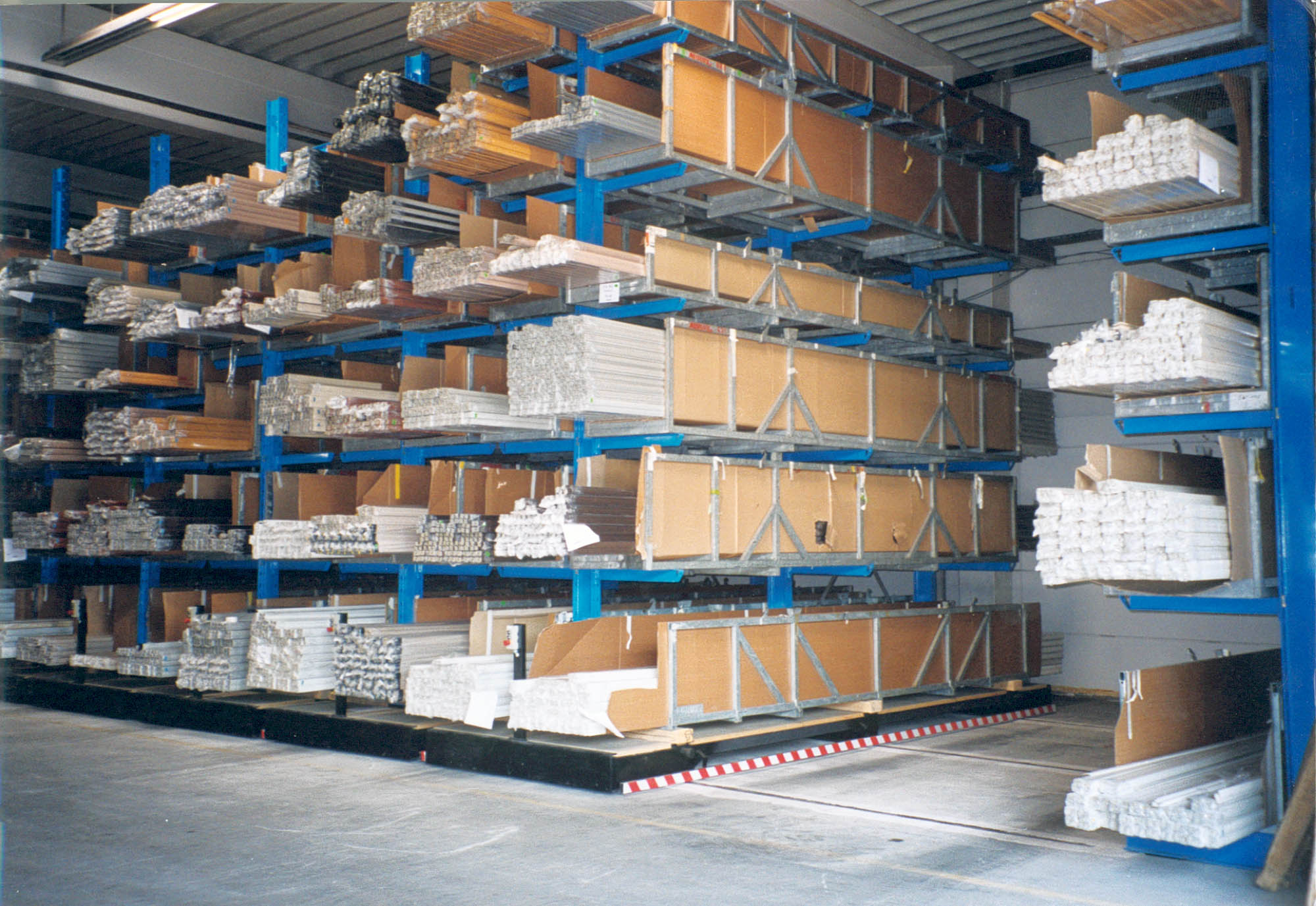 mobile cantilever racking system for the storage of aluminium