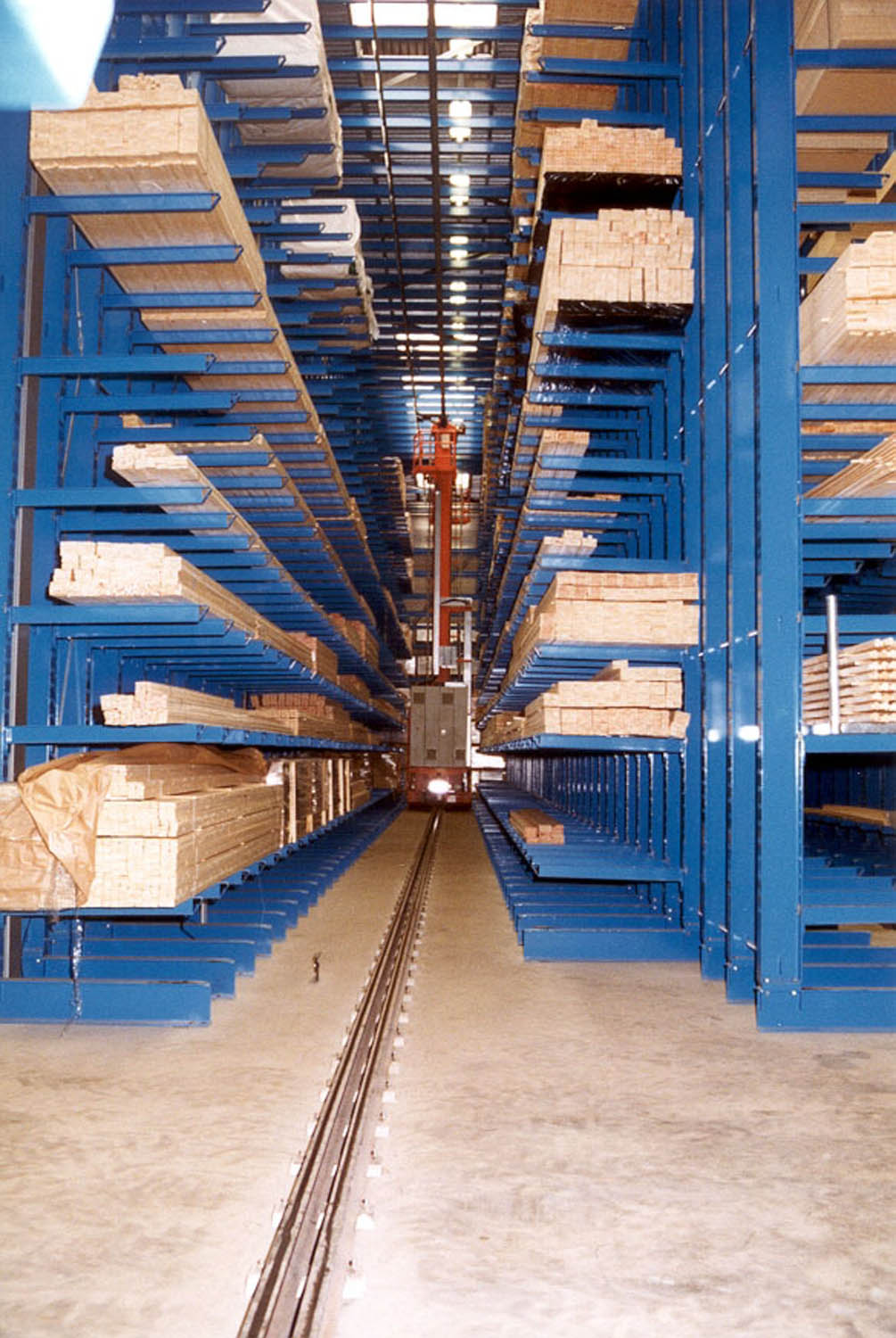 automatic storage systems with stacker crane