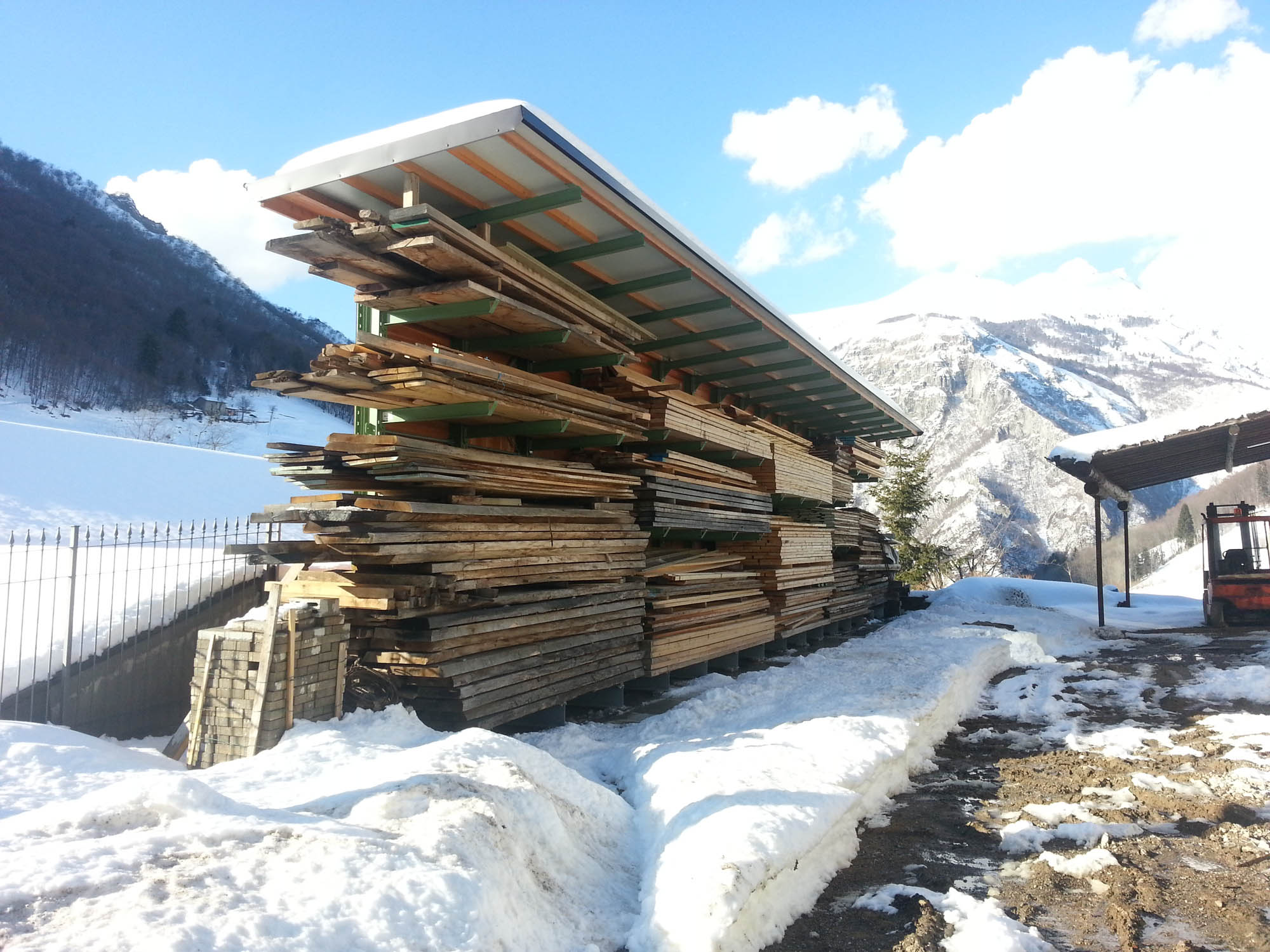 Cantilever racking with roof