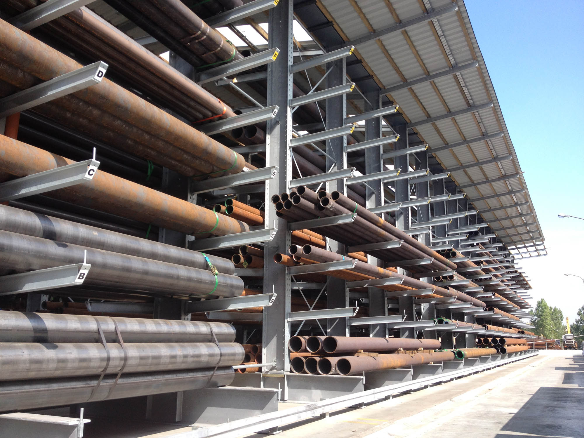 Cantilever racking with roof