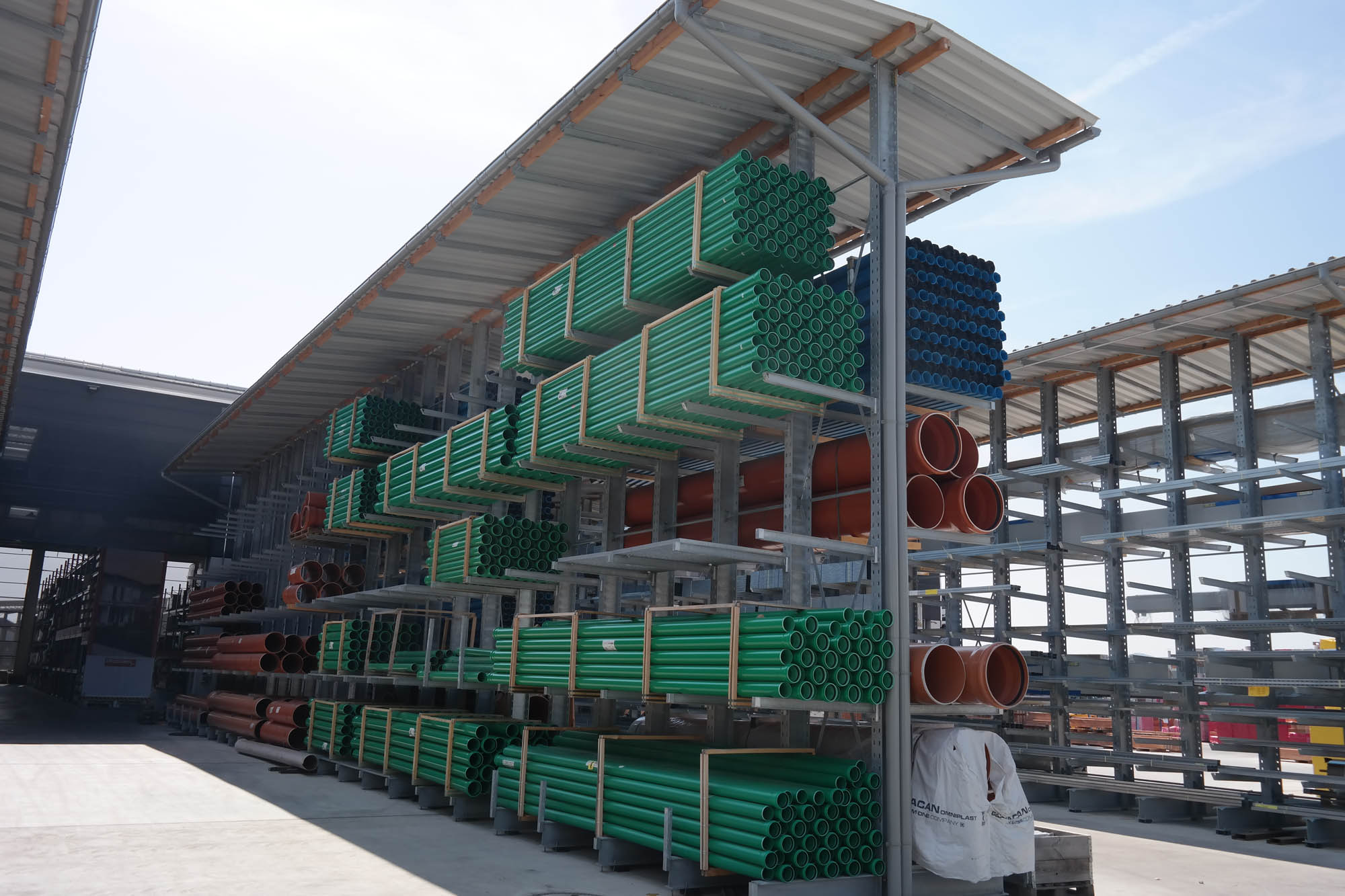 cantilever racking system with roof