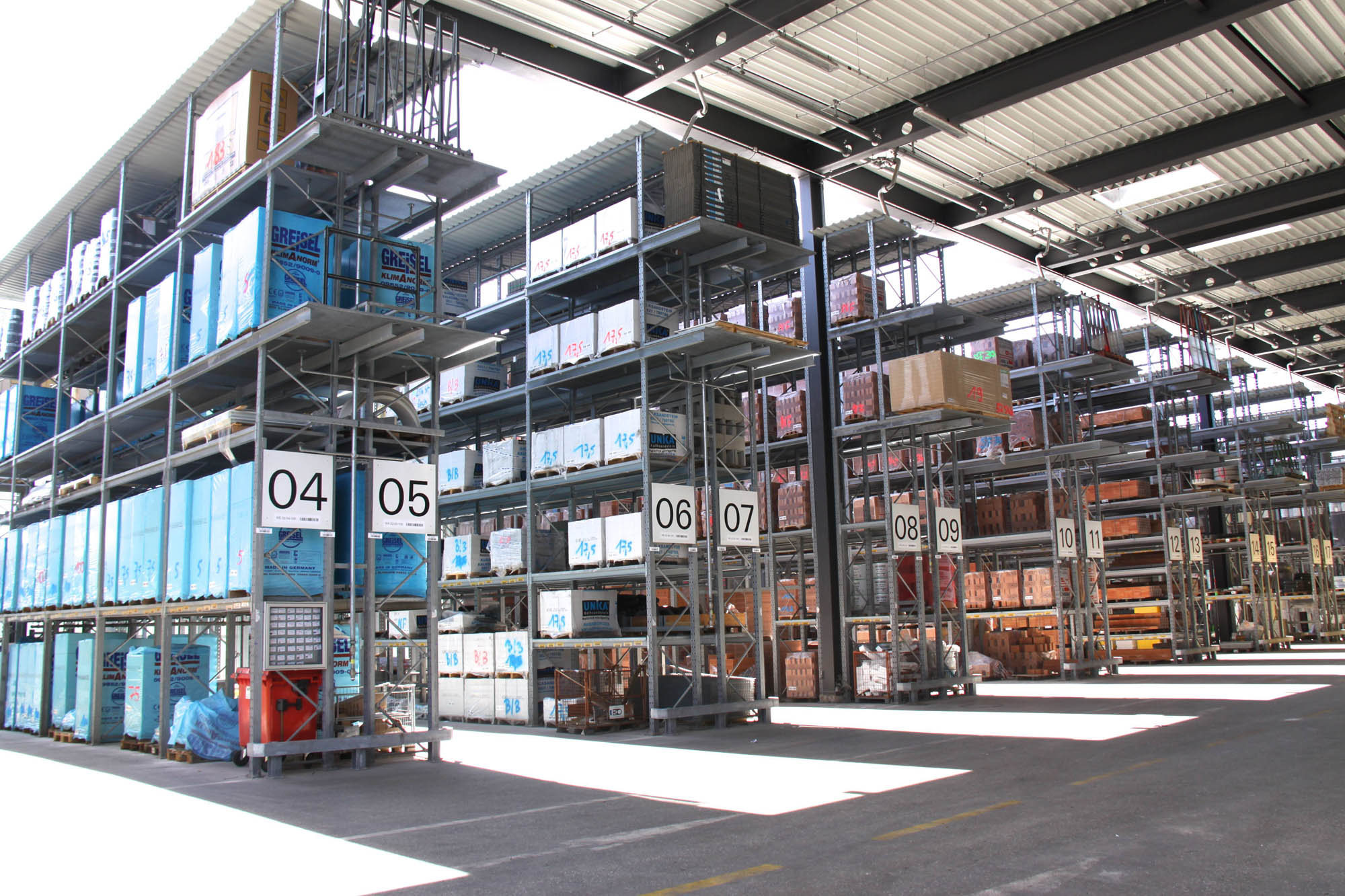 pallet rack with roof