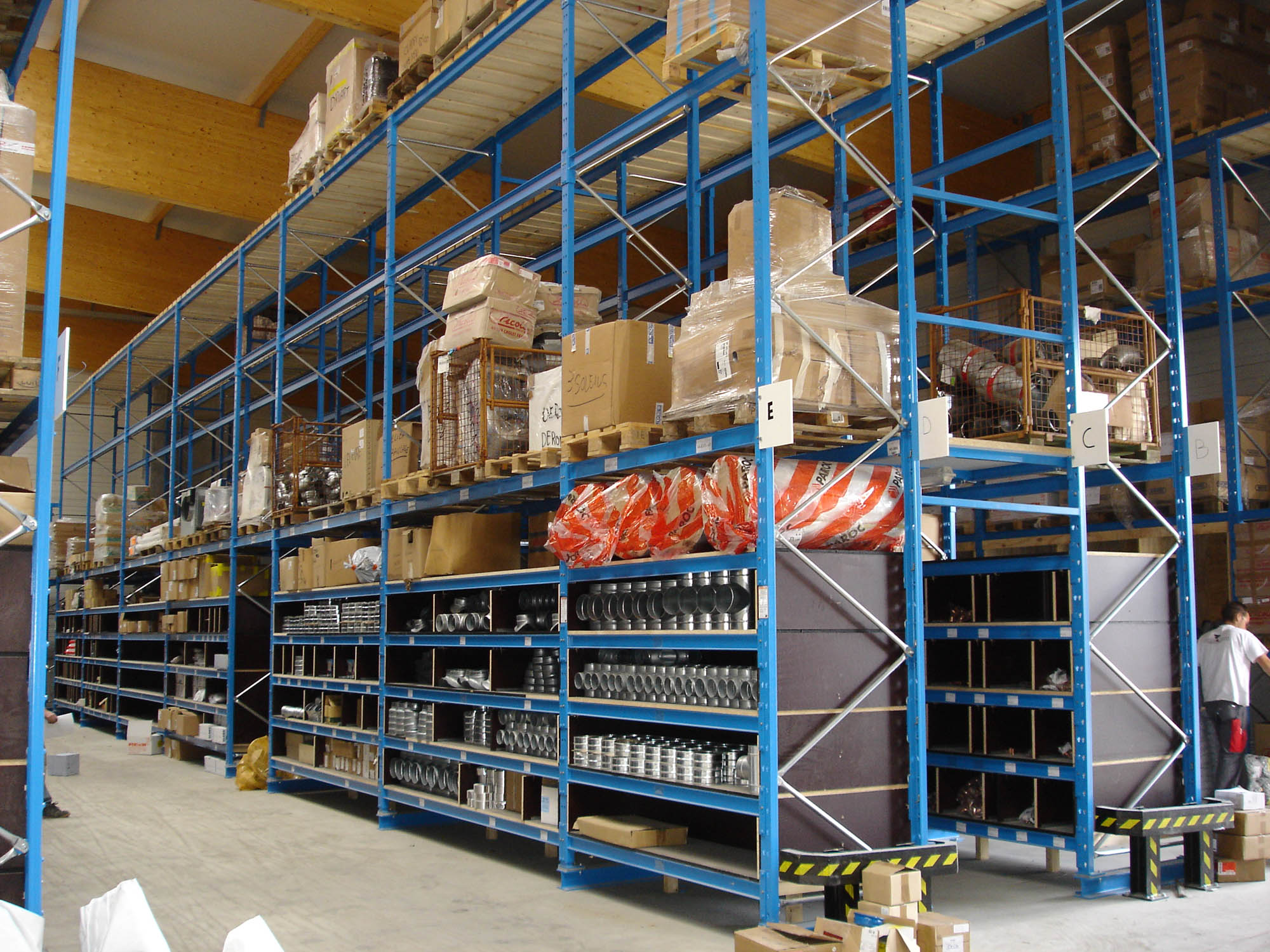 pallet rack with mezzanine floor