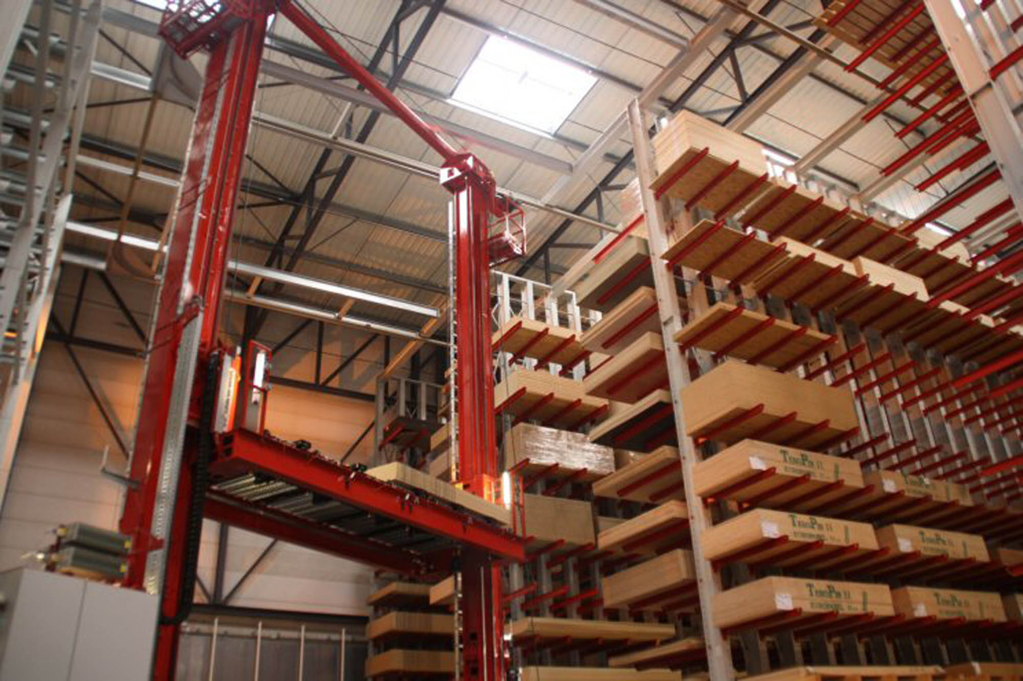 Stacker crane in an automatic storage system